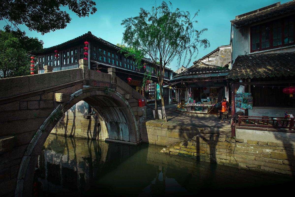 花千骨中紫熏的过去是怎样的，过去白子画爱紫熏吗